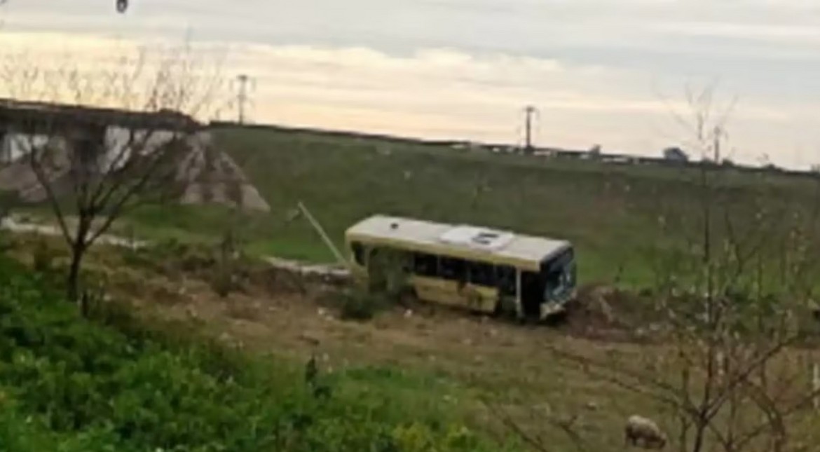 Terrible video: atacó a puñaladas al chofer de un colectivo y provocó un impactante choque