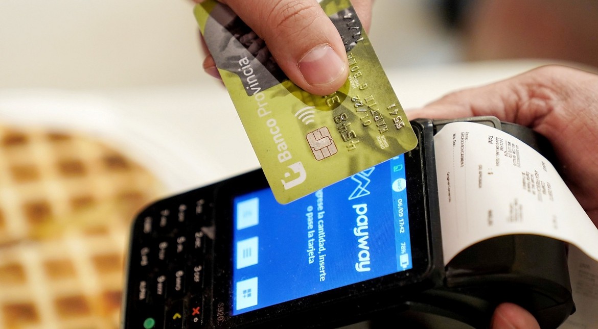 Adelantaron el vencimiento de la tarjeta de crédito: qué pasa si cobrás después