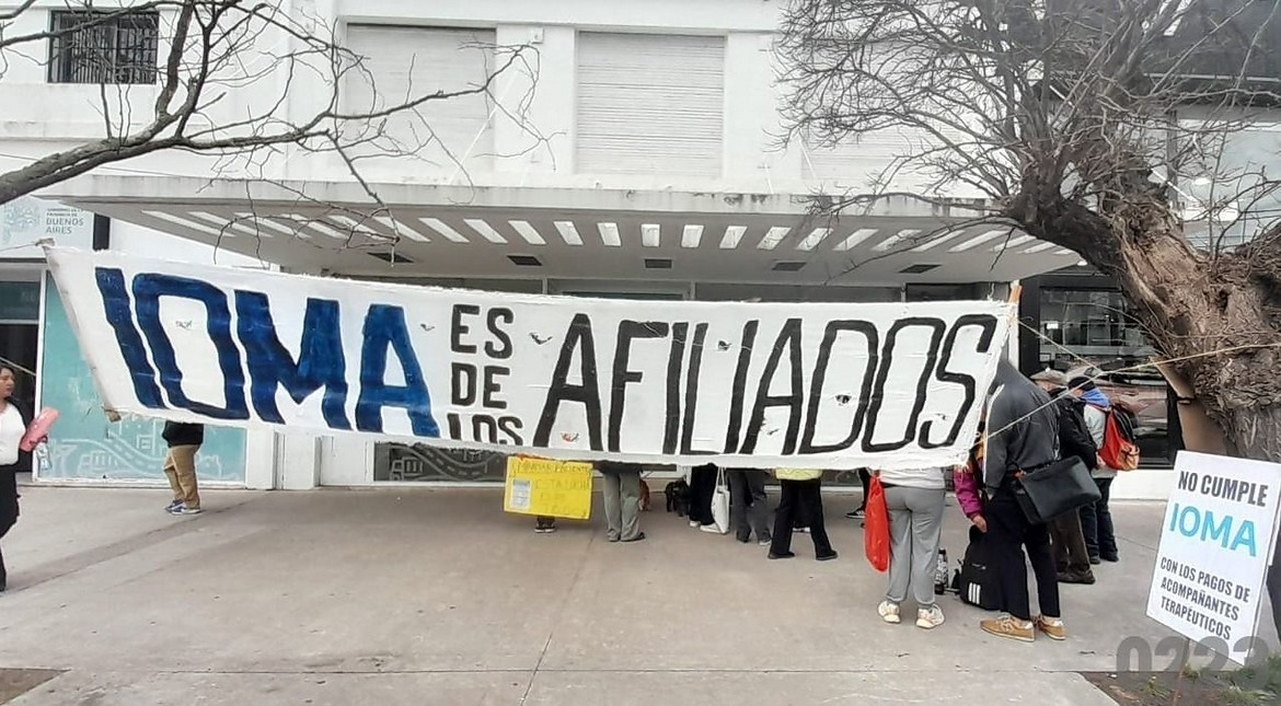 Acompañantes terapéuticos reclamaron frente a Ioma: denuncian demoras de hasta 120 días en los pagos