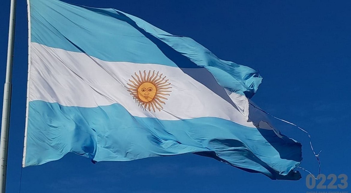 "Da pena verla": polémica por la bandera de la rotonda del Golf que apareció deshilachada y en mal estado