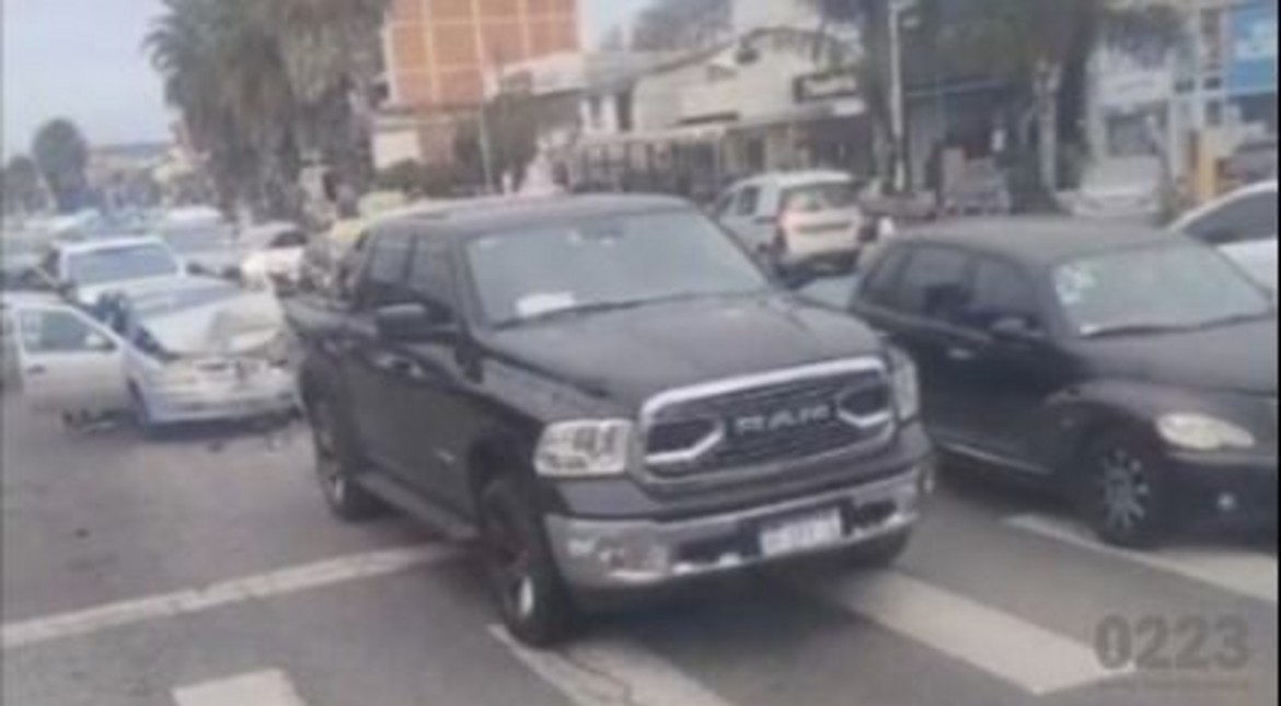 No llegó a frenar y se llevó puesta una camioneta: fuerte choque en la avenida Constitución