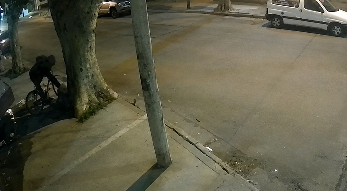Video: así fue el robo de los medidores de agua que convirtió la calle en un río