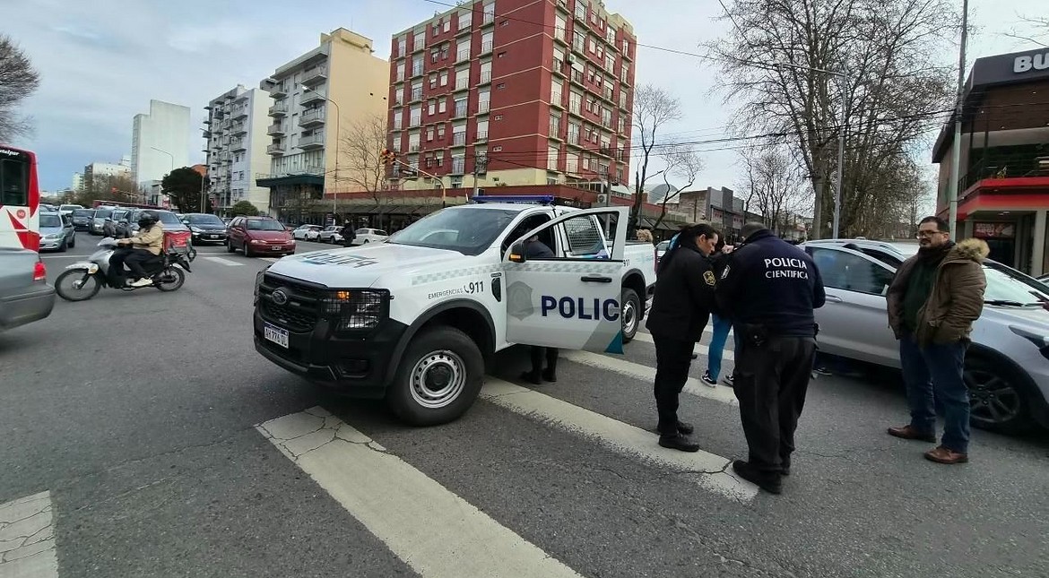 Brutal choque en la avenida Independencia: una jubilada de 70 años fue trasladada inconsciente al Higa