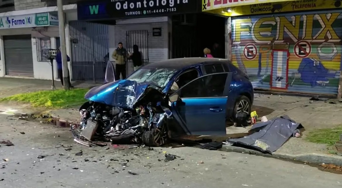 Brutal accidente: una joven de 21 años murió tras un tremendo choque contra una ferretería
