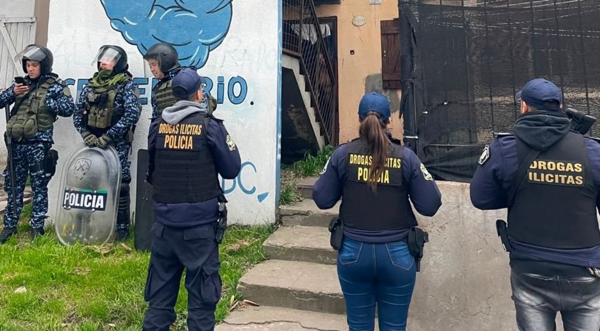 Custodiaba su "point" con un arma y la detuvieron