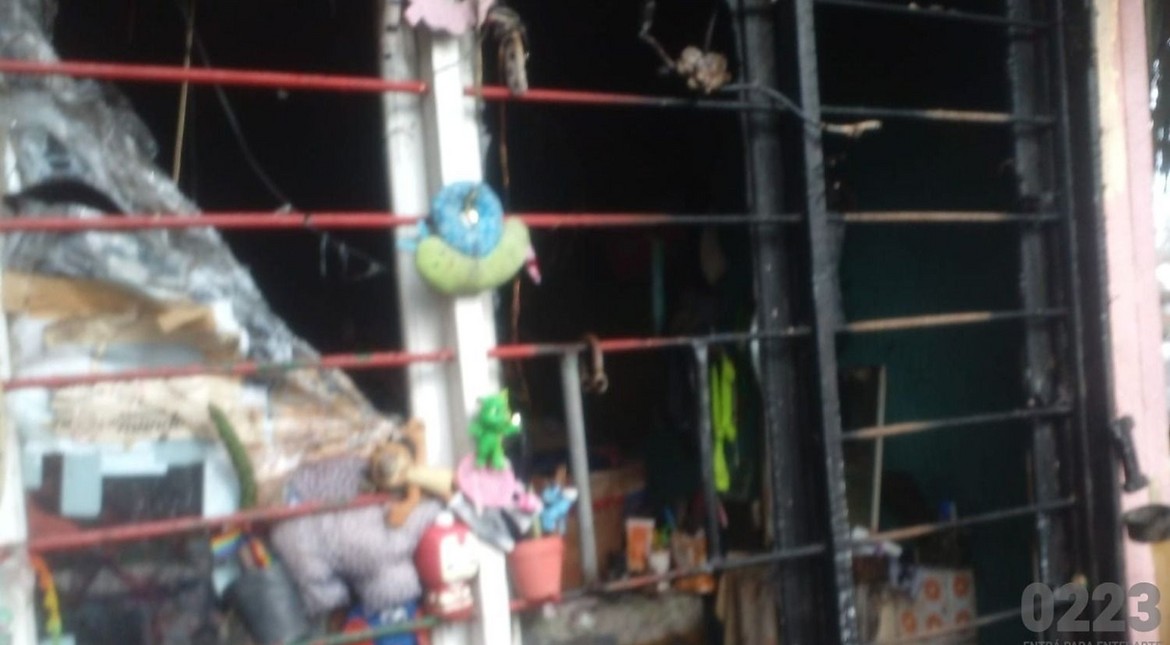 Llegó a su casa y la encontró envuelta en llamas: “Creemos que fue intencional”