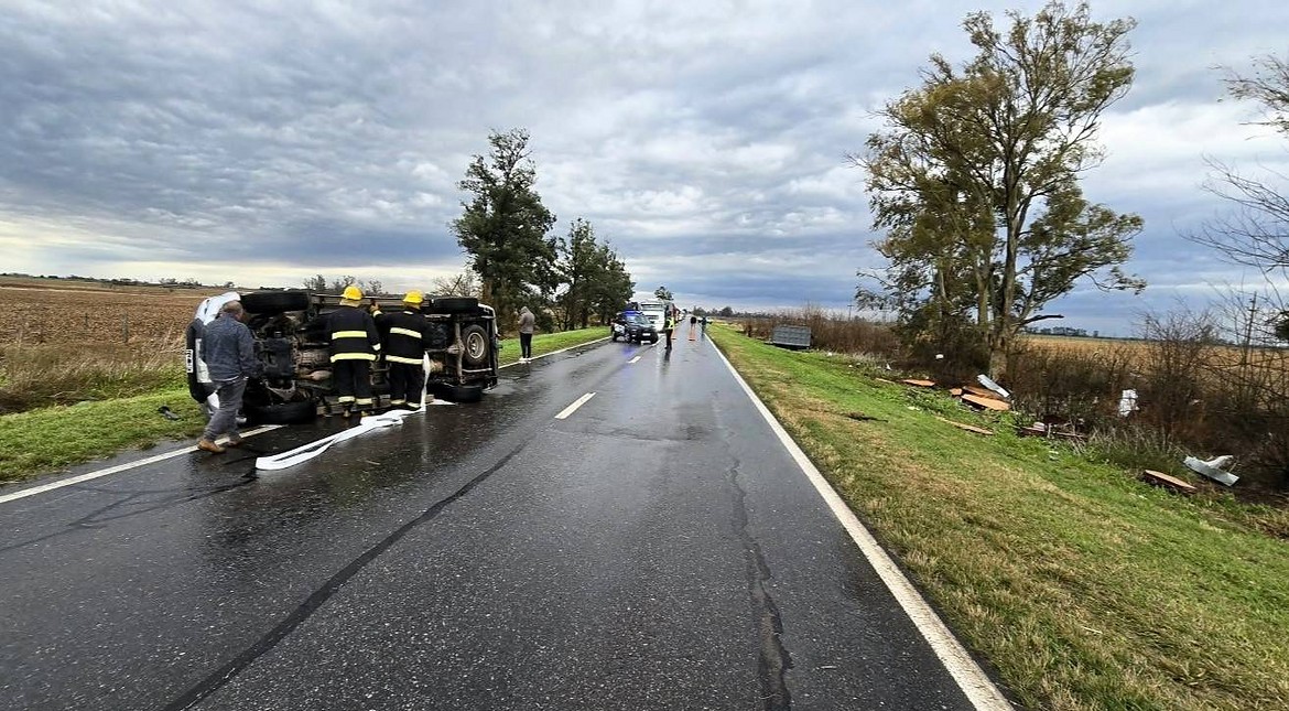Temporal en Santa Fe: volcó camioneta con ataúdes y causó destrozos en la ruta