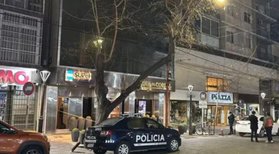 Murió tras caer del quinto piso de un hotel durante sus vacaciones: detuvieron a su pareja