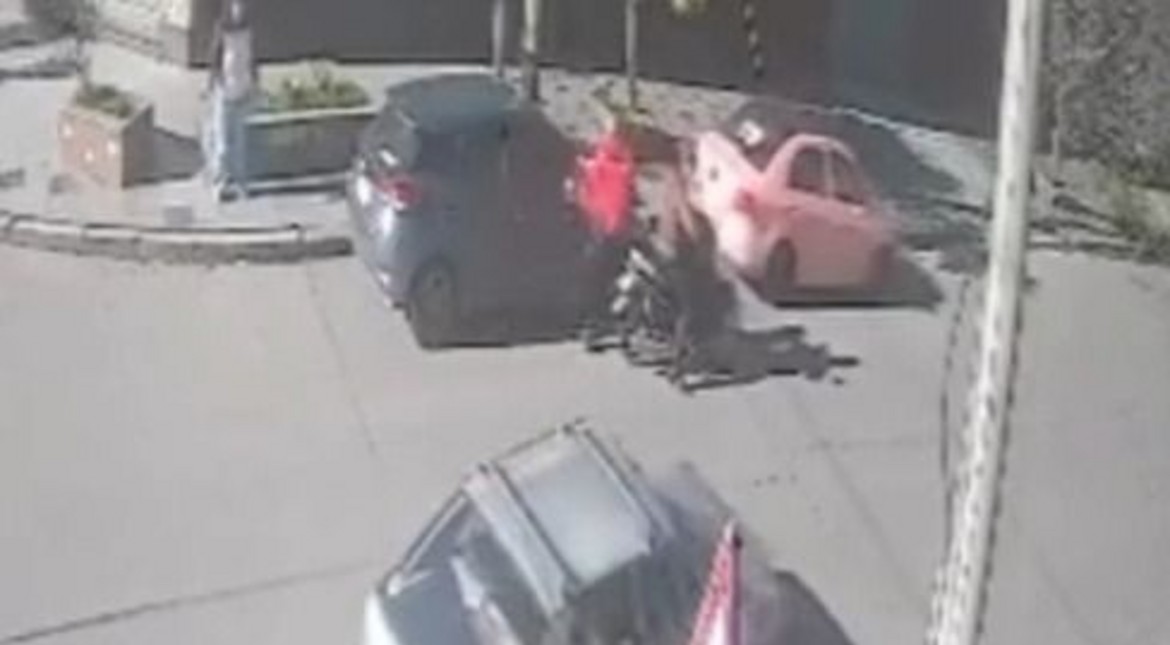 Video: a pesar del movimiento, motochorros les robaron el auto a dos mujeres delante de todos