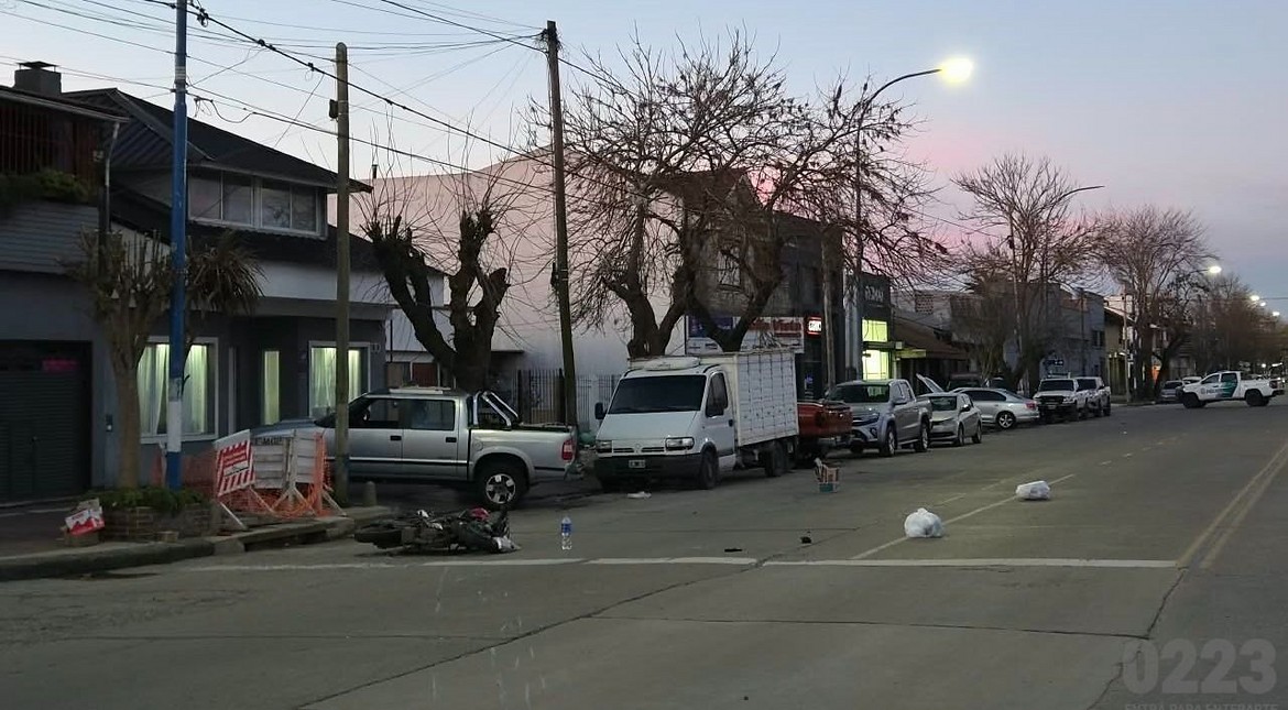 Accidente entre una moto y una camioneta: un joven resultó herido