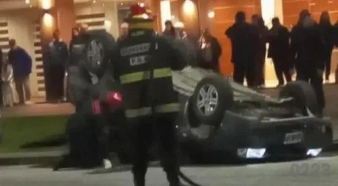 Vuelco y fuga en la avenida Libertad: una persona quedó atrapada y fue rescatada por Bomberos