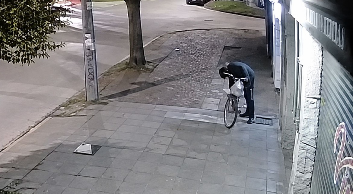 El ladrón de los medidores volvió a atacar en una transitada avenida y quedó grabado