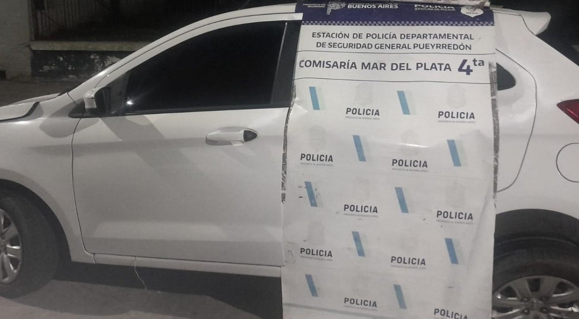 Escapaban en un auto robado y chocaron con un patrullero