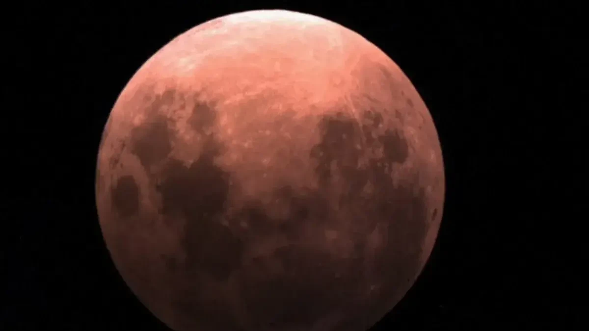Eclipse lunar parcial tiñó de rojo la Luna en Buenos Aires y gran parte del mundo