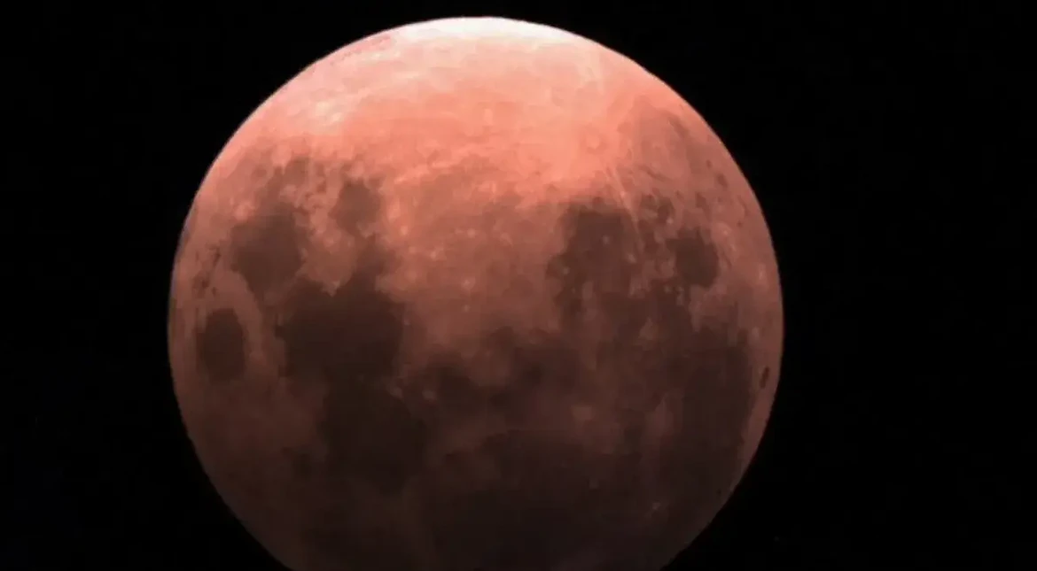 Eclipse lunar parcial tiñó de rojo la Luna en Buenos Aires y gran parte del mundo