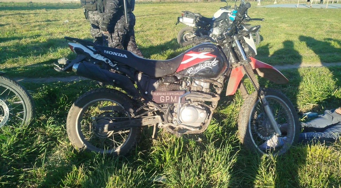 Tiene 16 años, escapó en moto de la policía y lo atraparon cuando se cayó