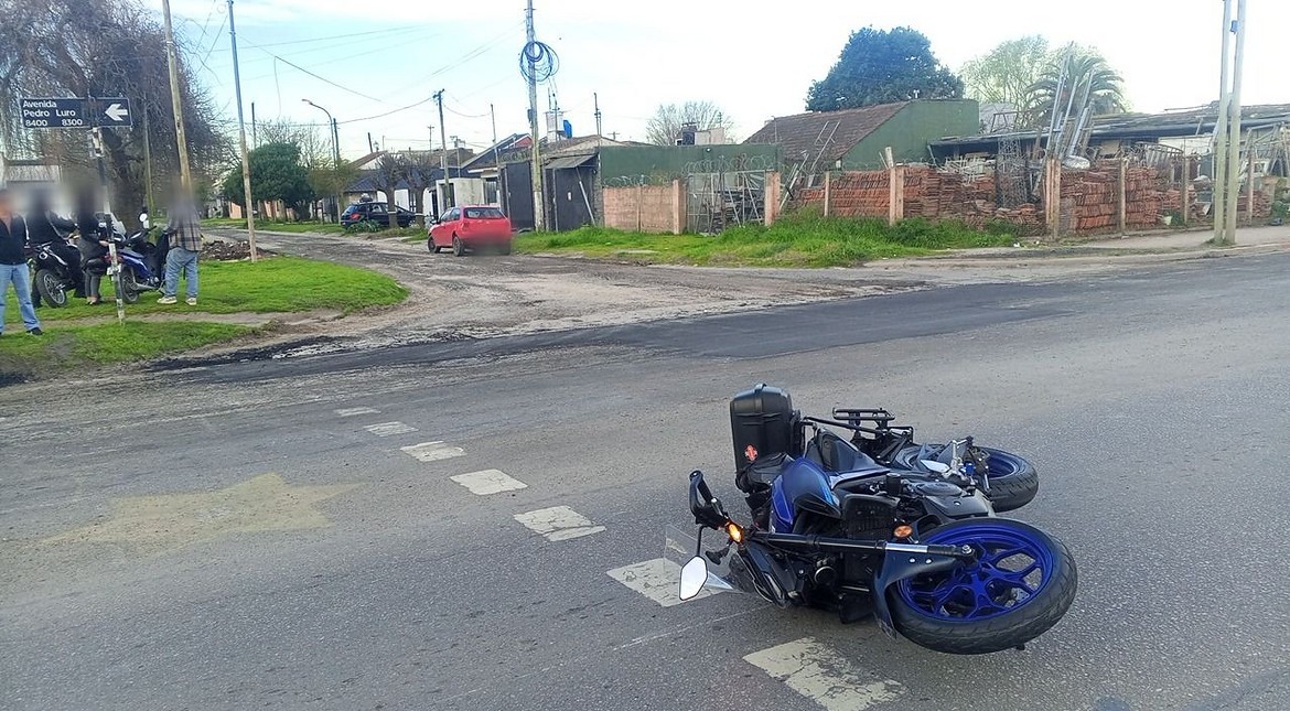 Brutal choque entre un auto y una moto en el barrio Libertad: un herido está grave