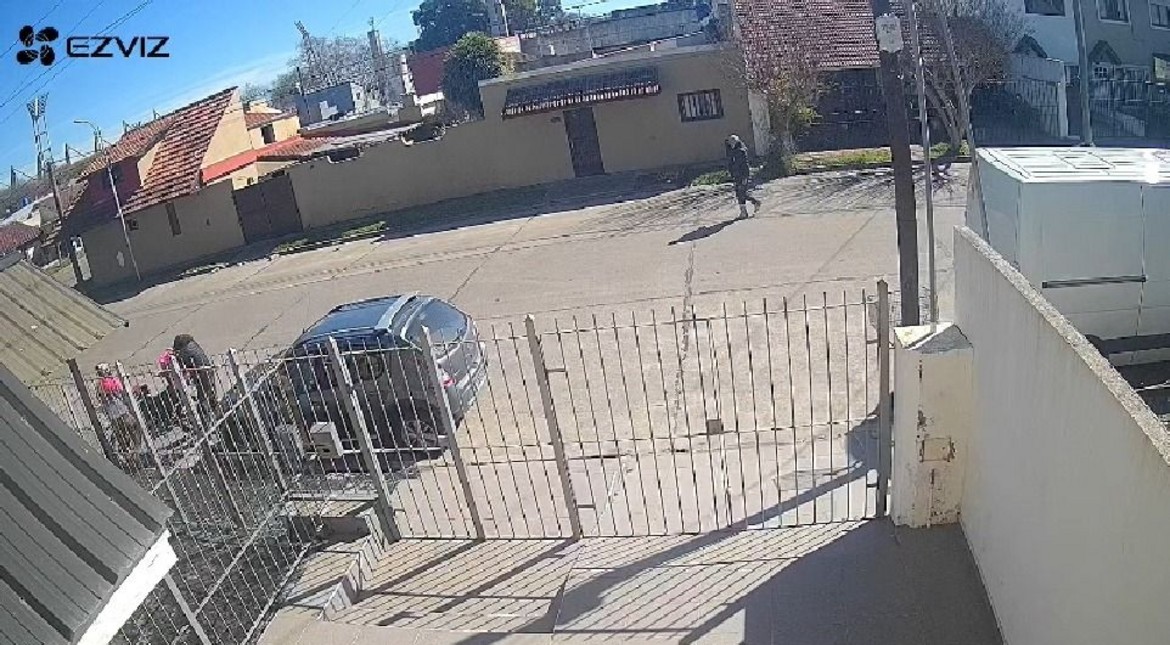 Video: dos delincuentes asaltaron a un delivery y escaparon con su moto