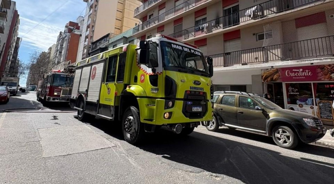 Incendio en un departamento: evacuaron un edificio de diez pisos en Mar del Plata