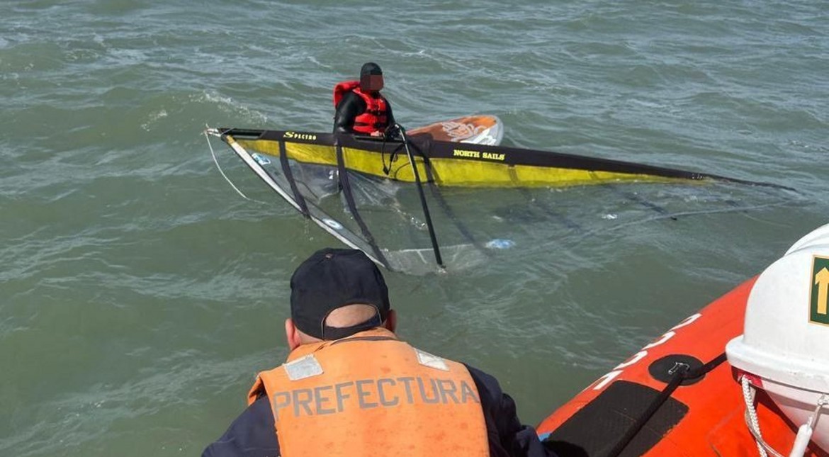 Prefectura rescató a un windsurfista que no podía regresar a la costa a la altura de Cabo Corrientes