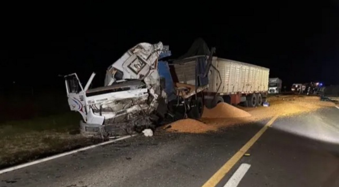 Brutal accidente: un ciclista murió tras un tremendo choque con dos camiones en la ruta