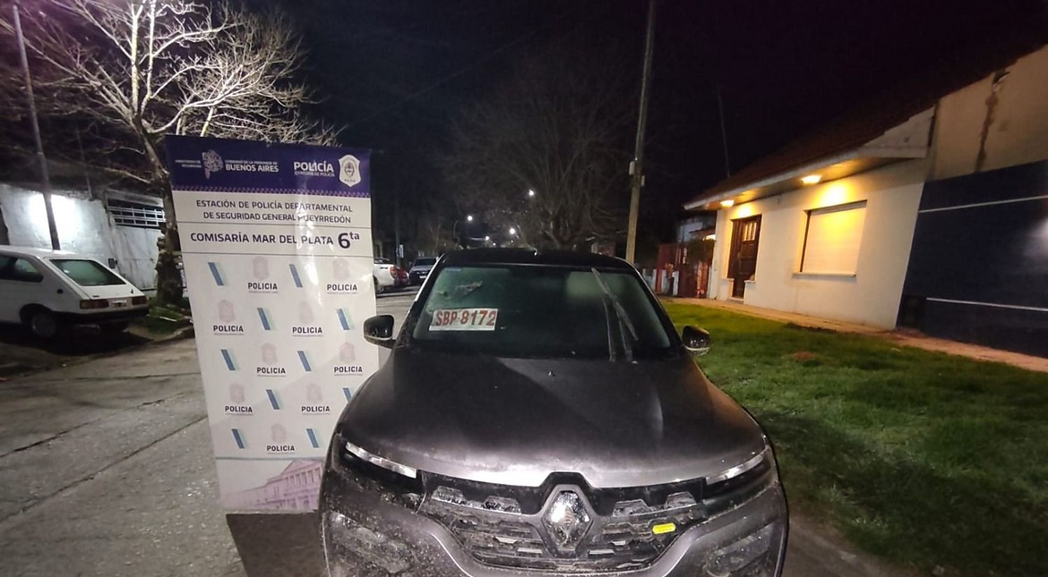 Detienen a pareja armada que asaltó un drugstore y escapó en un auto robado