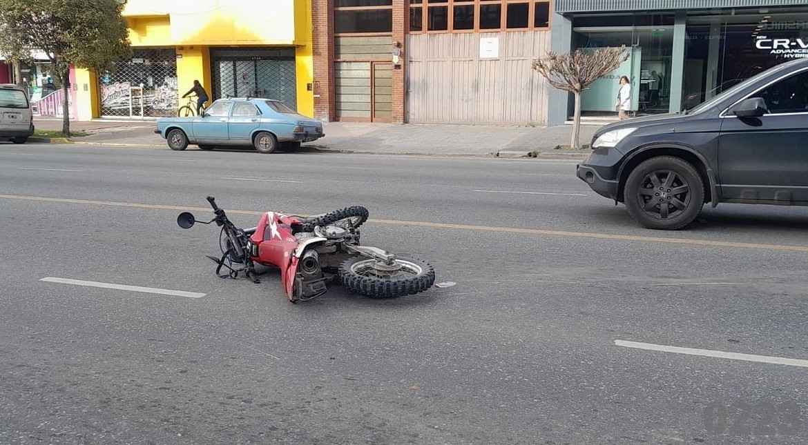 Se cayó de la moto tras una maniobra imprudente y terminó impactado por un auto