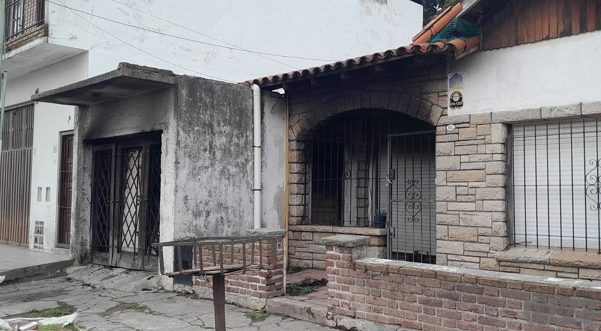 Feroz incendio en una vivienda: las llamas consumieron tres motos y un auto