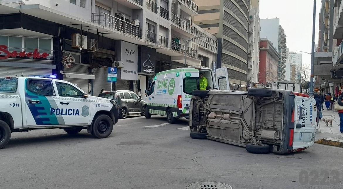 Choque y vuelco en el centro: un conductor fue atrapado a las pocas cuadras