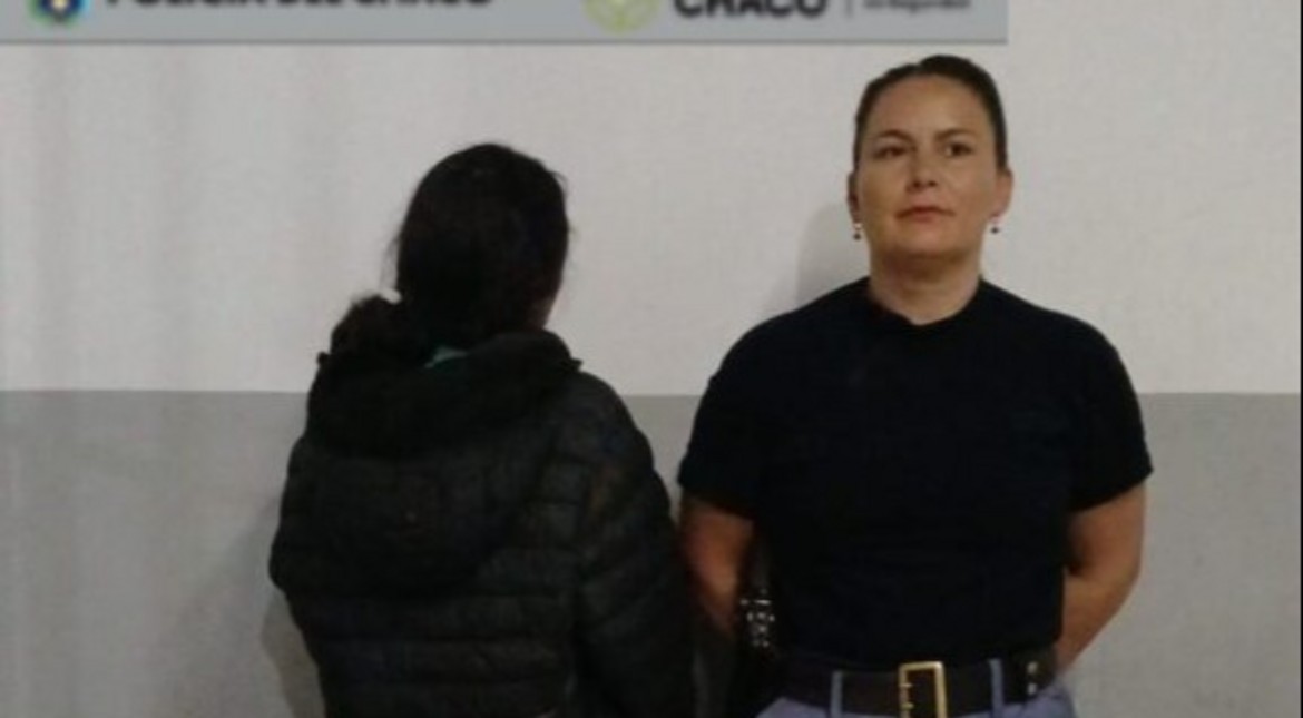 Le tiró agua hirviendo a su exnovio en plena discusión y terminó detenida