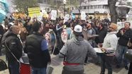 Docentes municipales marcharon con antorchas: "Vamos a seguir de pie"