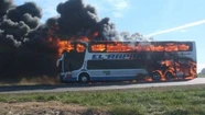 Otra vez se incendió un micro de El Rápido: los pasajeros escaparon de milagro