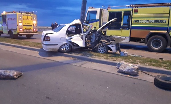 Están graves los dos hombres que chocaron contra un poste de luz | 0223