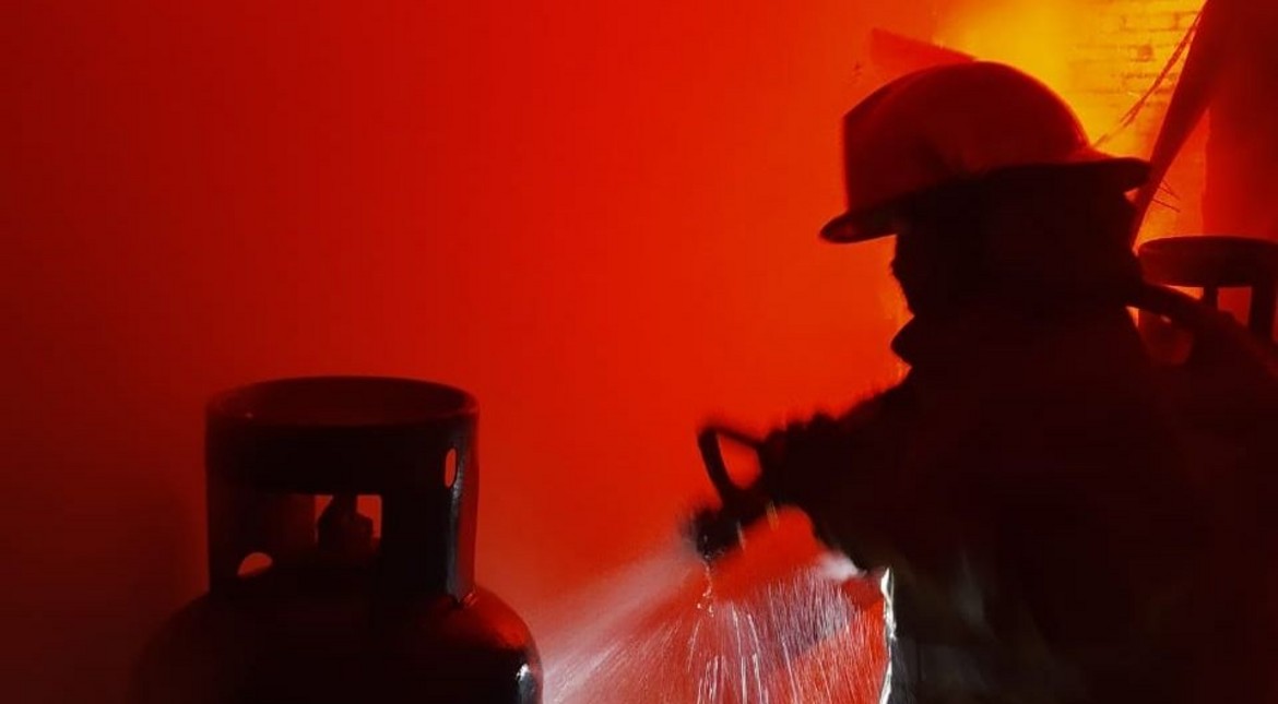 El fuego arrasó una casa: una nena de 12 años sufrió una crisis de nervios y tuvo que ser asistida