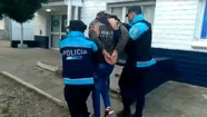 Golpeó a la pareja y le quemó las piernas con agua hirviendo 
