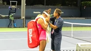 La desazón de Solana Sierra, junto a su entrenador, tras la derrota. Foto: @sebatorok.