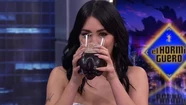 Lali le enseñó a armar un "viajero" de Fernet a un periodista español en vivo