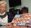 Una abuela de 75 años gastó toda su jubilación para llenar dos álbumes del Mundial