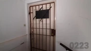 La puerta de la vivienda donde el exmilitar se acuarteló con explosivos y amenazó a sus vecinos. Foto:0223