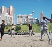 Con picnics y deporte, los estudiantes le dieron la bienvenida a la primavera en las plazas y las playas