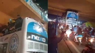 Impactante video: el micro descapotable que llevaba a los jugadores de Belgrano pasó a centímetros de un puente