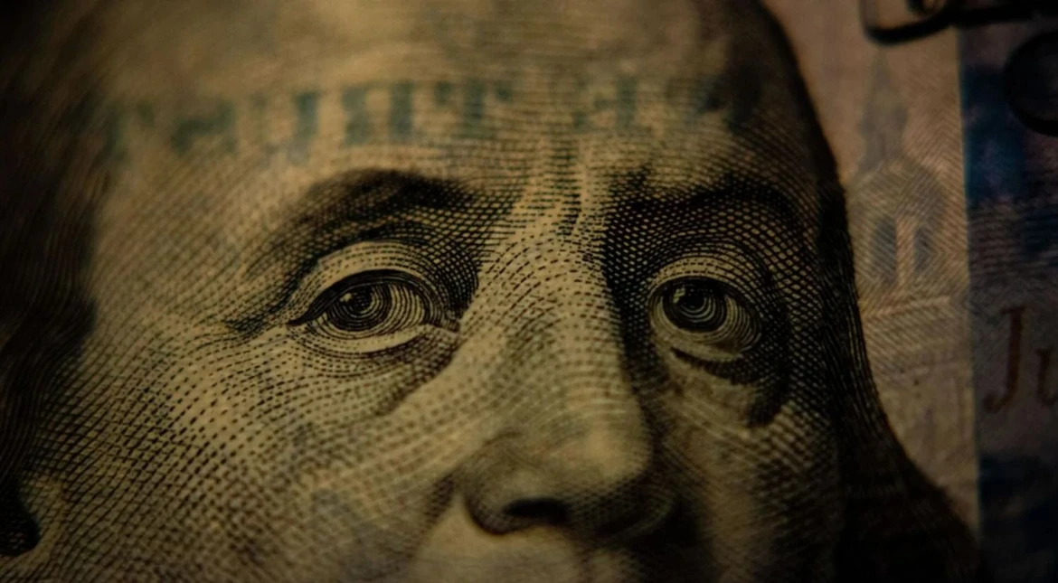 El dólar oficial avanzó por quinto mes consecutivo en agosto y se consolidó por encima de los $1.500
