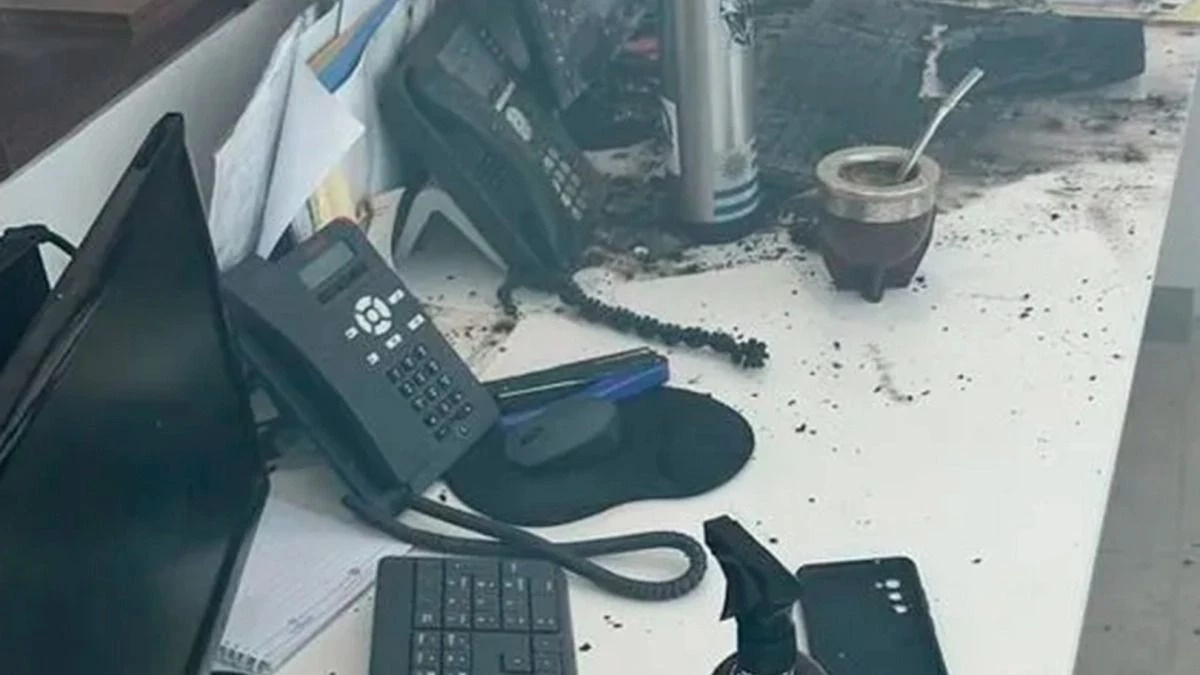 Explosivo en La Rural: así quedó la oficina del presidente Nicolás Pino.