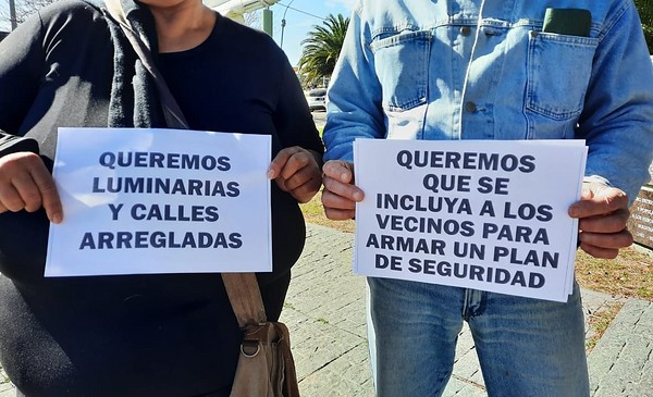 Vecinos de diferentes barrios salieron a la calle para exigir seguridad ...