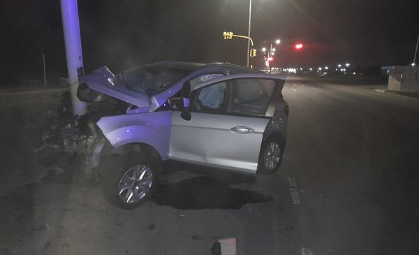 Despistó y colisionó contra un poste de luz de ruta 11 | 0223