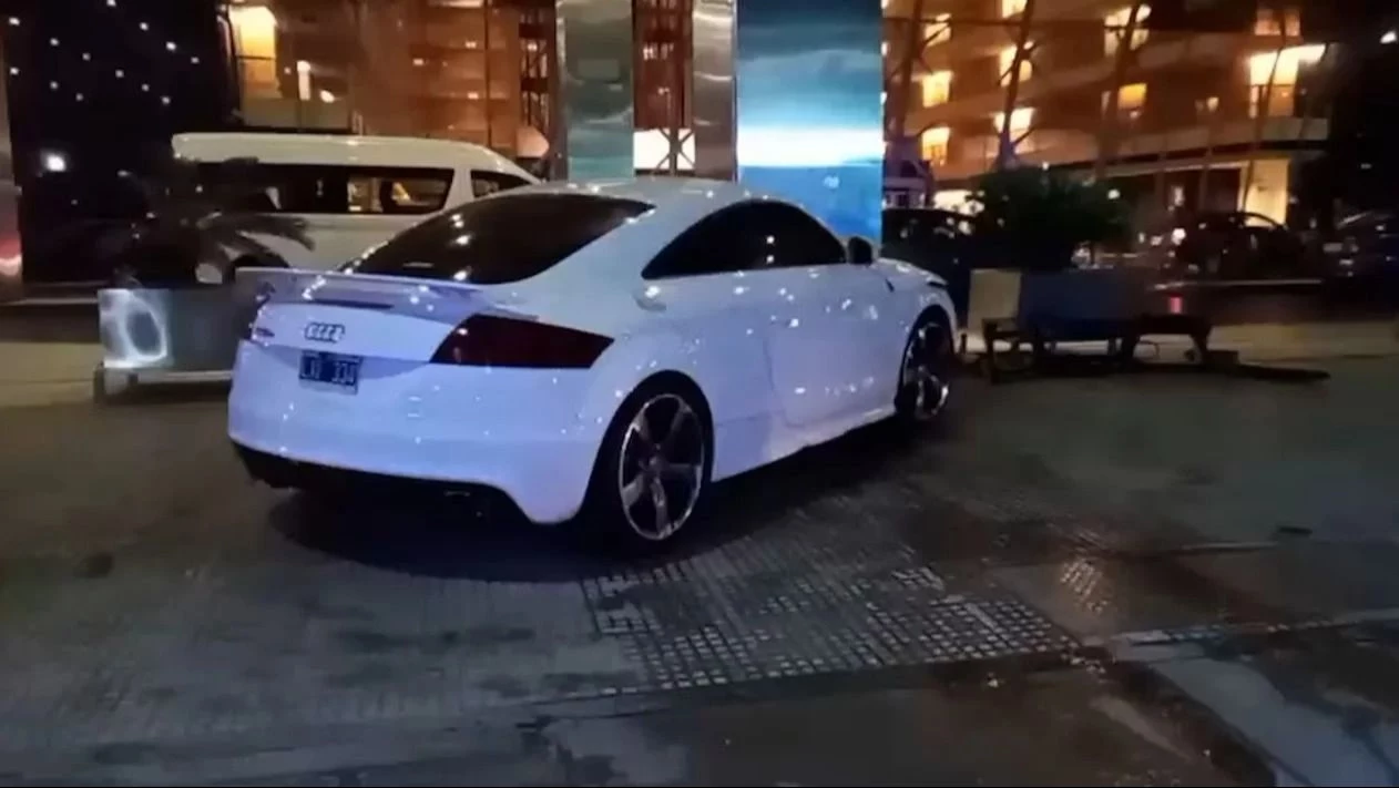 Chocó con su lujoso auto contra un hotel de Puerto Madero y dejó dos heridos: así quedó