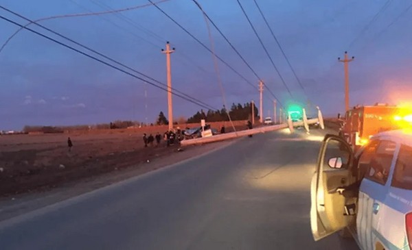 Insólito: un adolescente borracho chocó un poste de luz y dejó sin ...