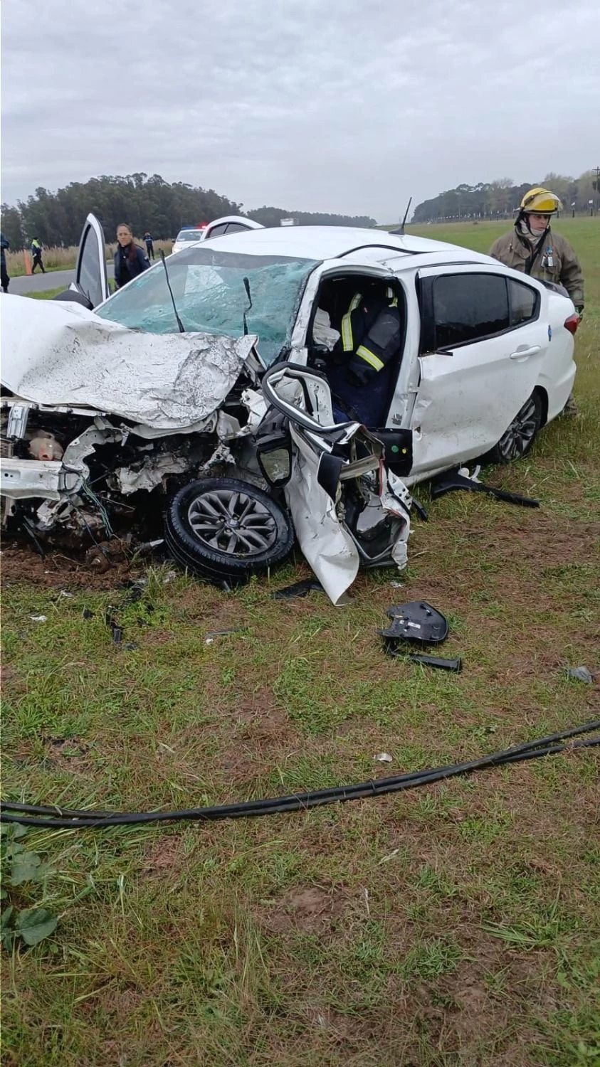El auto del médico de Pinamar tras el choque frontal.