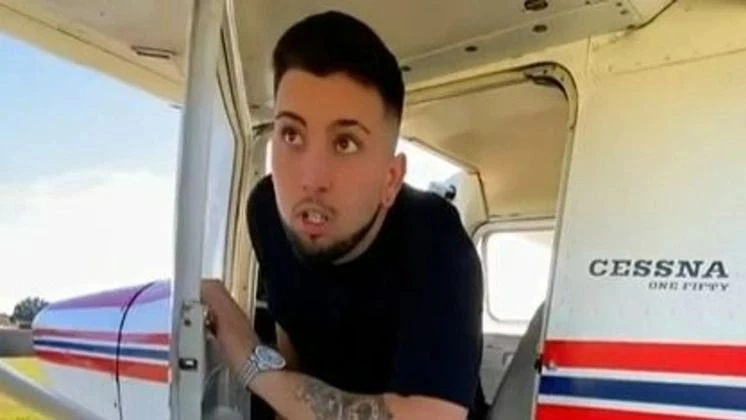 Subía videos en autos lujosos y aviones.