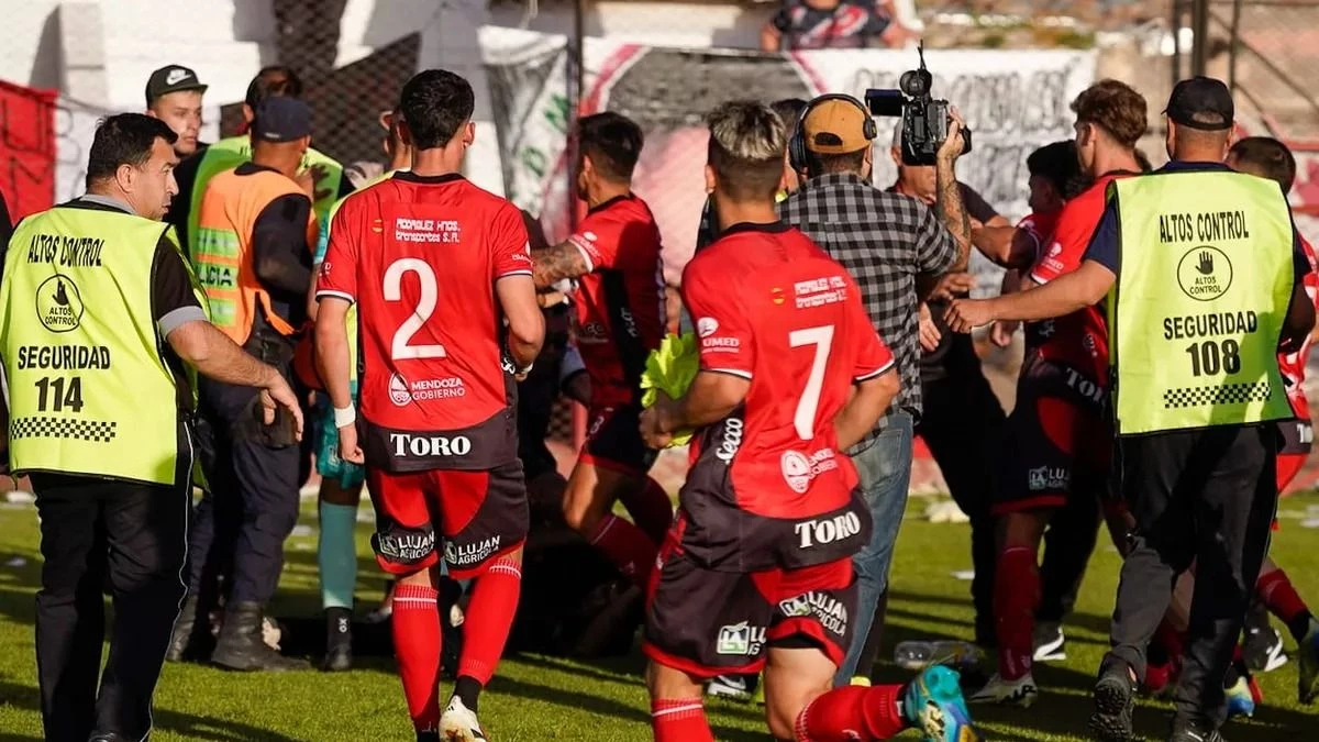 La barra se metió a sacarle la camiseta a los jugadores, se plantaron y terminaron a las piñas